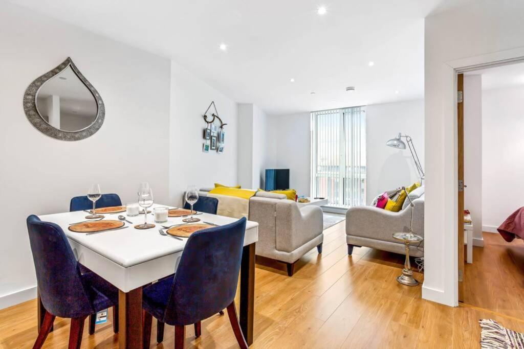 Stunning 2 Bed/2 Bath In Town Centre & Parking! Apartment Bracknell Exterior photo