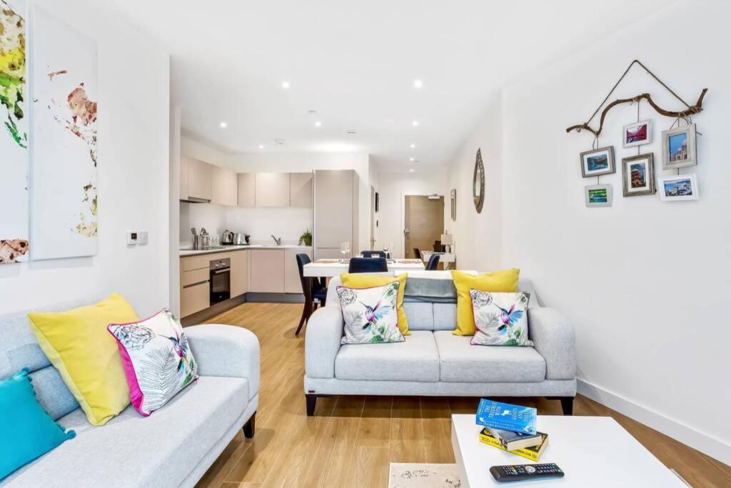 Stunning 2 Bed/2 Bath In Town Centre & Parking! Apartment Bracknell Exterior photo