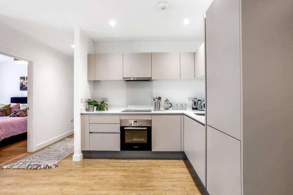 Stunning 2 Bed/2 Bath In Town Centre & Parking! Apartment Bracknell Exterior photo