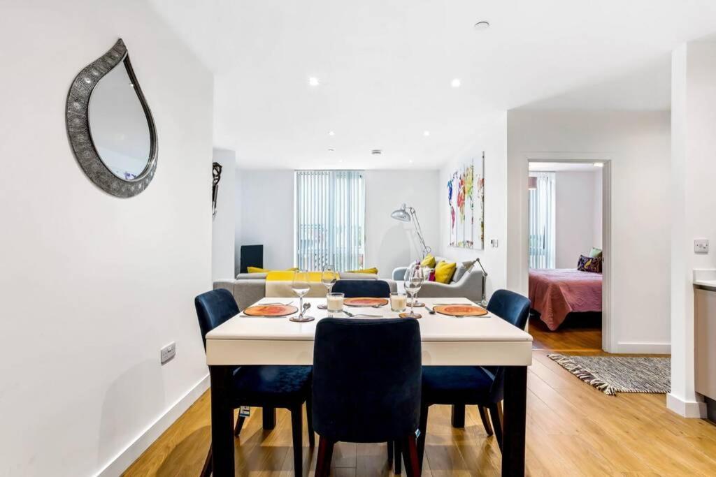 Stunning 2 Bed/2 Bath In Town Centre & Parking! Apartment Bracknell Exterior photo